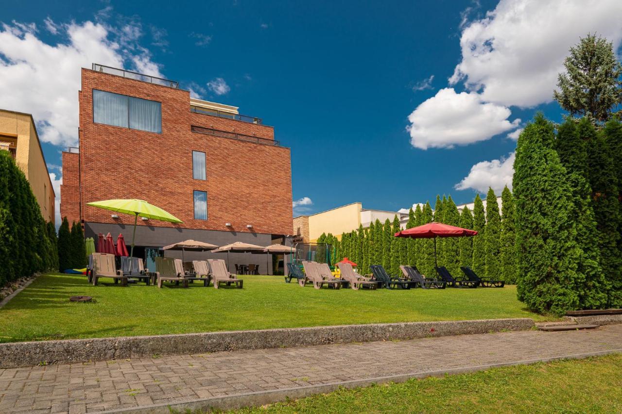 Hotel Dolphin - Adult Friendly Сенець Екстер'єр фото