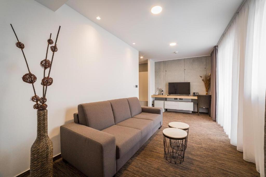 Hotel Dolphin - Adult Friendly Сенець Екстер'єр фото