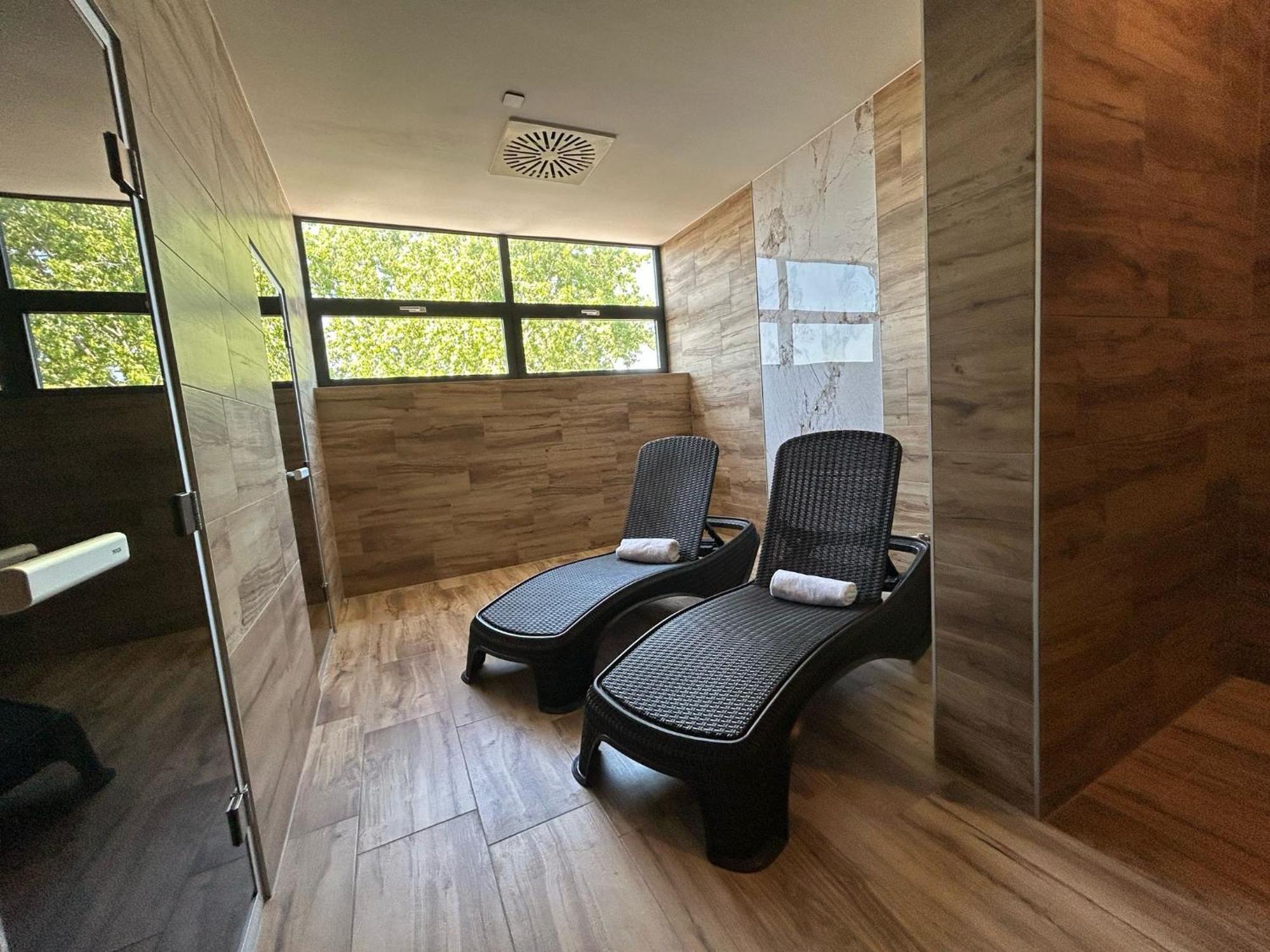 Hotel Dolphin - Adult Friendly Сенець Екстер'єр фото