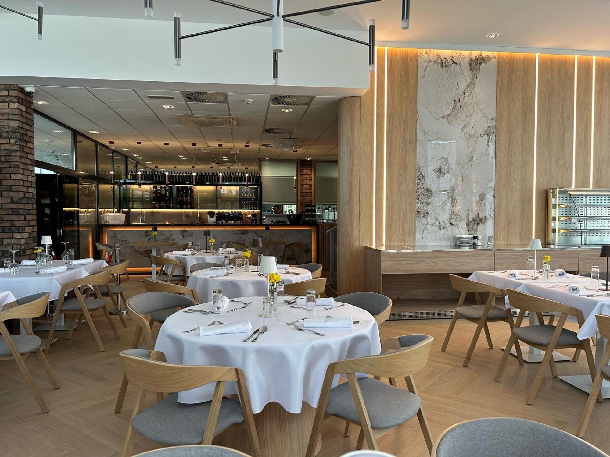 Hotel Dolphin - Adult Friendly Сенець Екстер'єр фото