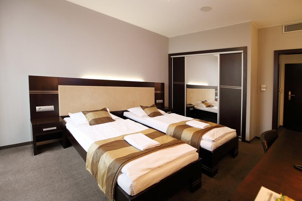 Hotel Dolphin - Adult Friendly Сенець Екстер'єр фото