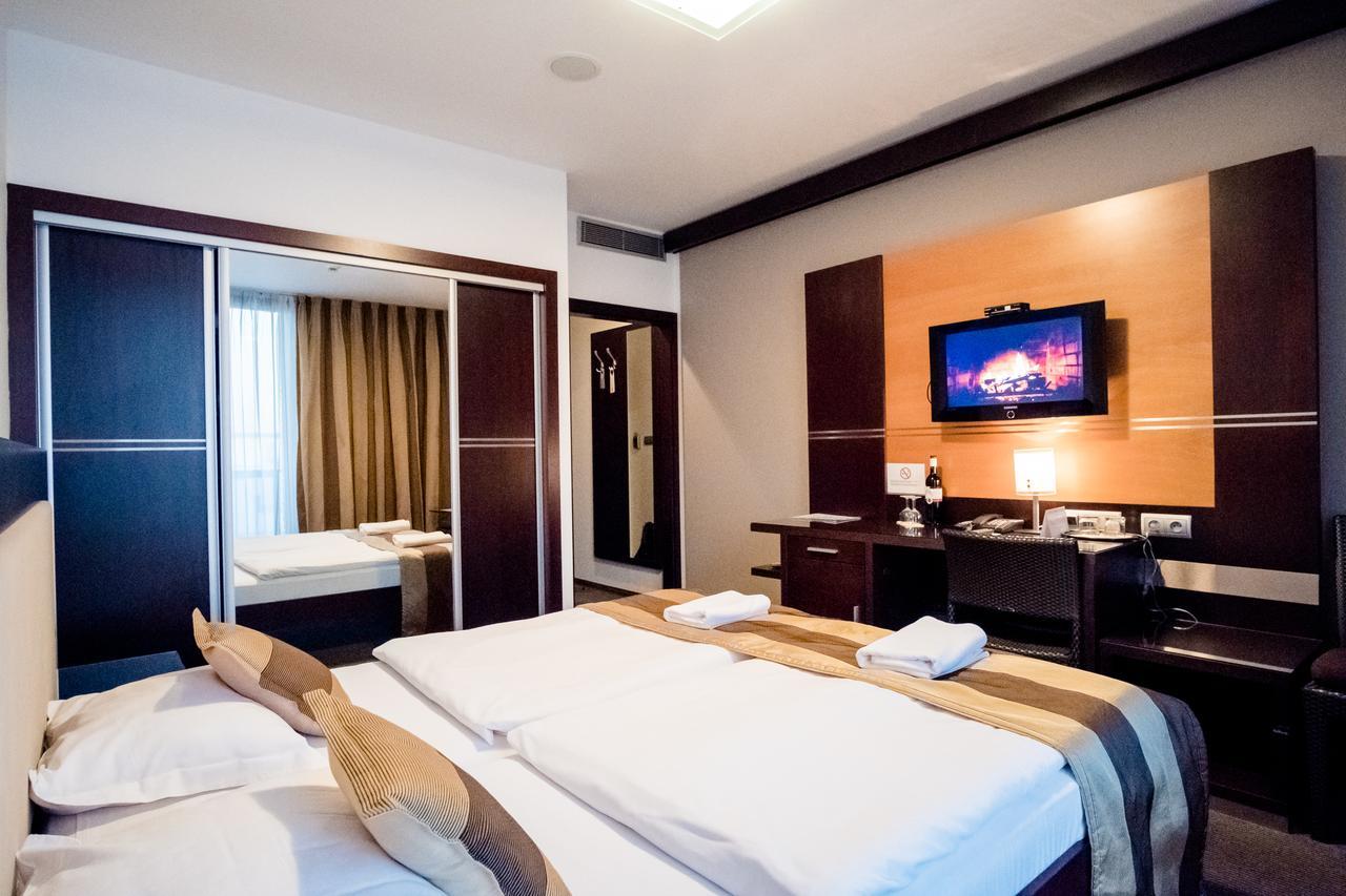 Hotel Dolphin - Adult Friendly Сенець Екстер'єр фото