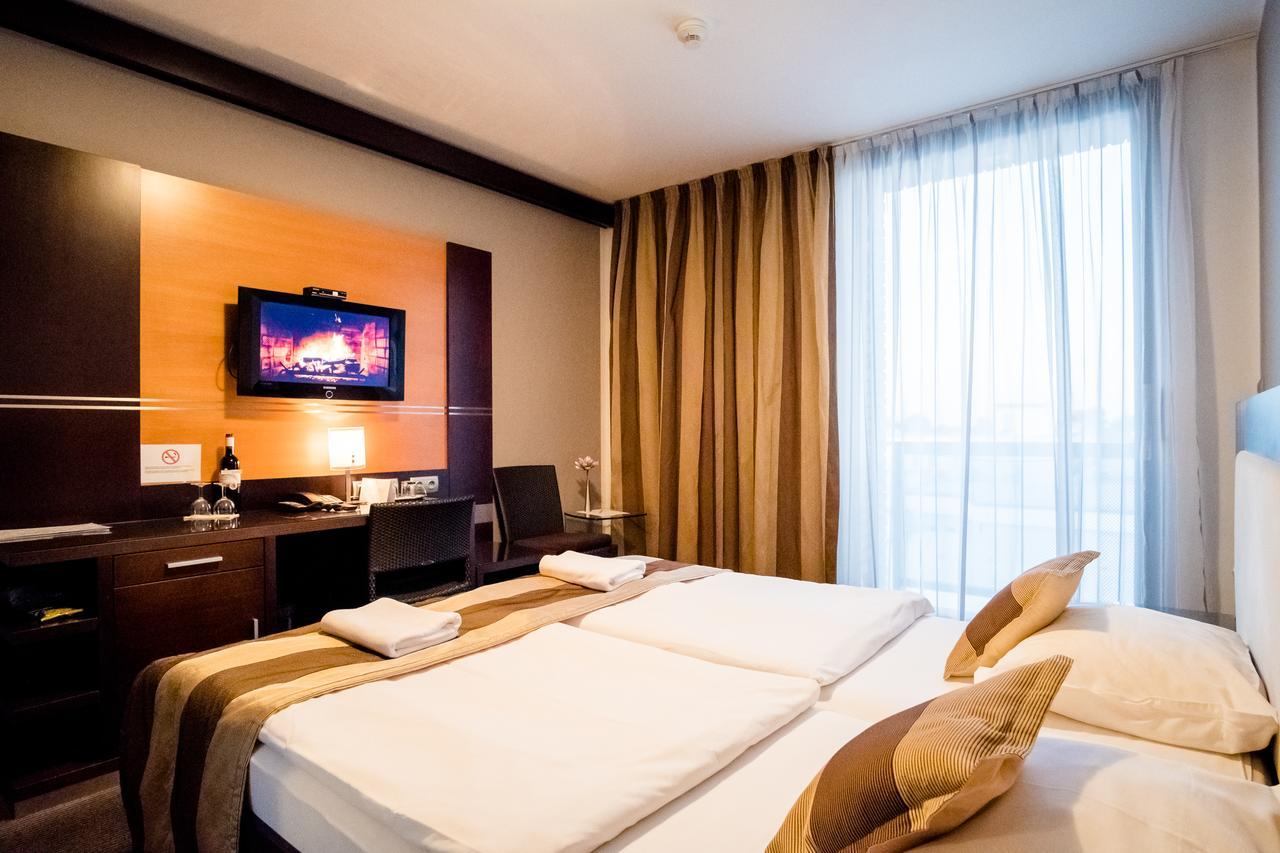 Hotel Dolphin - Adult Friendly Сенець Екстер'єр фото