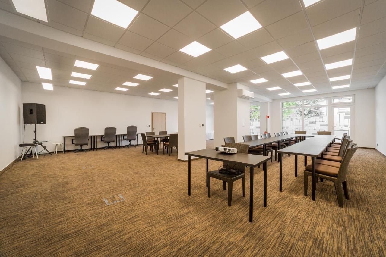 Hotel Dolphin - Adult Friendly Сенець Екстер'єр фото